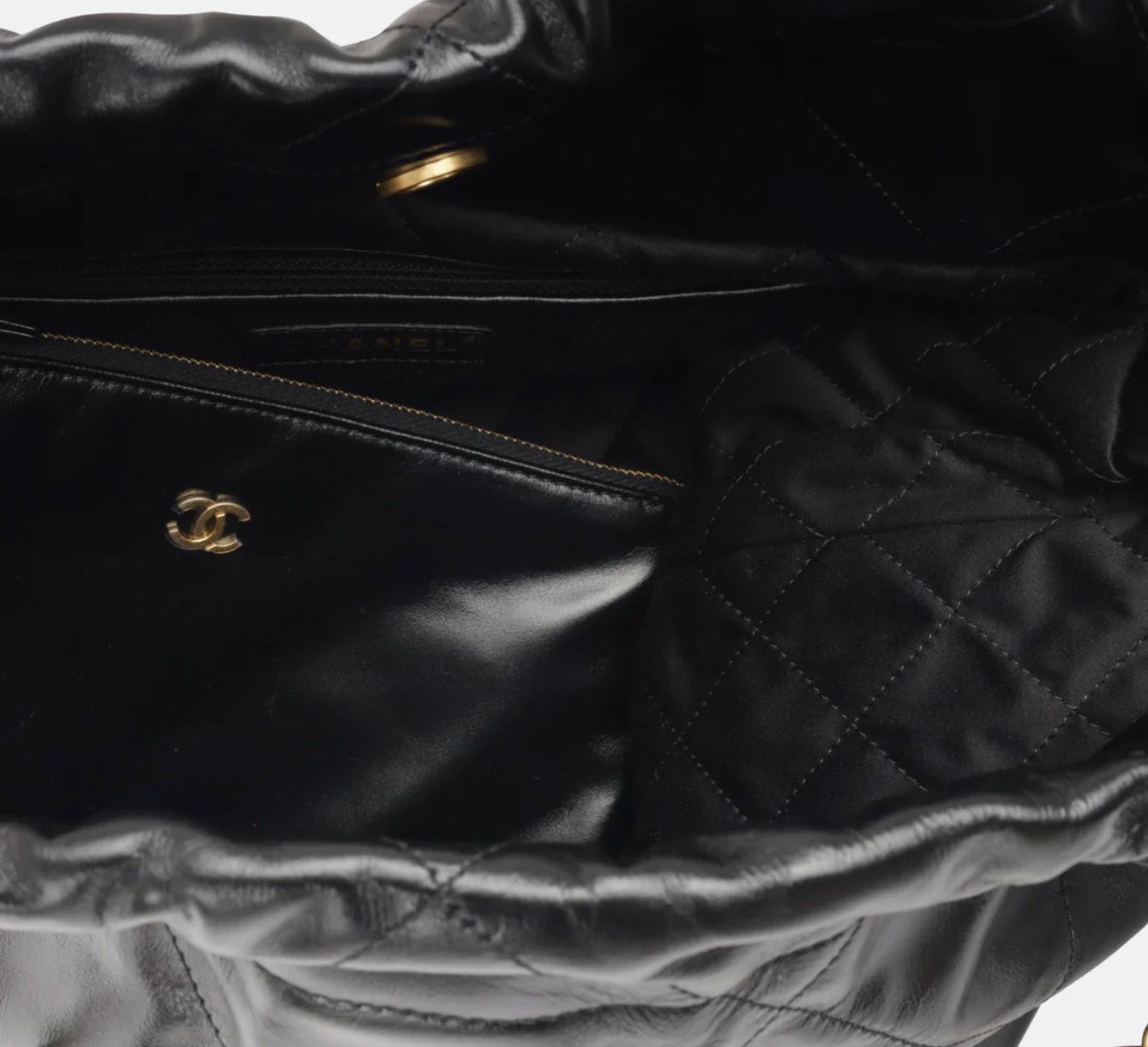 Chanel 22 Tote Bag — Black